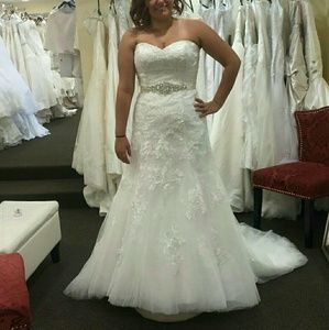 Unworn Jacquelin Exclusive Wedding Dress, Size 12